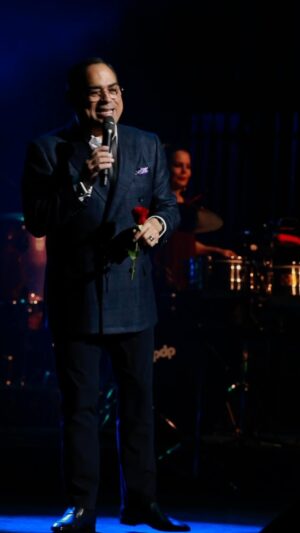 Gilberto Santa Rosa Instagram - ¿Cuántos de ustedes han cantado conmigo en este “Auténtico” Tour?
📸: @daniraw 
#caminalo #autenticotour #gsrautentico