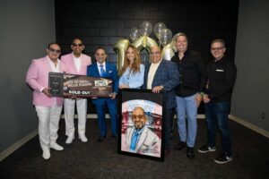 Gilberto Santa Rosa Instagram - Así celebramos anoche los 100 del maestro @willierosario6 !¡Gracias a todos por hacer de Rosario el Centenario mas feliz!
#caminalo #gsrautentico #los100dewillierosario