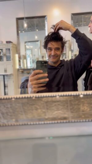 Gilles Marini Instagram - Last week I did it for @carolemarini . This week she’s doing it for me. #couplegoals #haircut