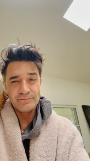 Gilles Marini Instagram - Good morning world.. Whatever yesterday was, it’s over! Let’s move on🔥
#neverwithoutbenny #breakfastofchampions #crazyhair