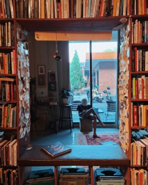 Gina S. Noer Instagram - Berkunjung ke @bukuakik & @rumahkata.library 💖
Baca buku, beli buku (and merch!), dan Arctic Monkeys non stop. Tentu hati kami berbahagia 🫶🏼