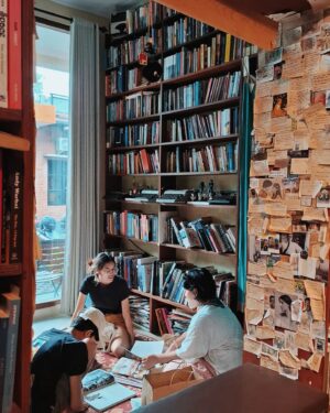 Gina S. Noer Instagram - Berkunjung ke @bukuakik & @rumahkata.library 💖
Baca buku, beli buku (and merch!), dan Arctic Monkeys non stop. Tentu hati kami berbahagia 🫶🏼