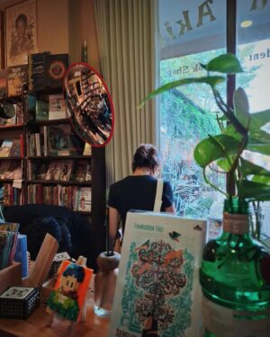 Gina S. Noer Instagram - Berkunjung ke @bukuakik & @rumahkata.library 💖
Baca buku, beli buku (and merch!), dan Arctic Monkeys non stop. Tentu hati kami berbahagia 🫶🏼