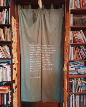 Gina S. Noer Instagram - Berkunjung ke @bukuakik & @rumahkata.library 💖
Baca buku, beli buku (and merch!), dan Arctic Monkeys non stop. Tentu hati kami berbahagia 🫶🏼