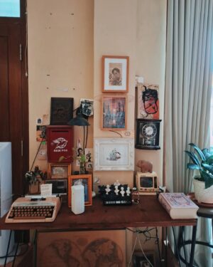 Gina S. Noer Instagram - Berkunjung ke @bukuakik & @rumahkata.library 💖
Baca buku, beli buku (and merch!), dan Arctic Monkeys non stop. Tentu hati kami berbahagia 🫶🏼