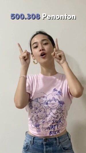 Gina S. Noer Instagram - Ini kan video yang kalian tunggu?

Karena 500.308 penonton telah menjadi bagian keluarga Dua Hati Biru, kami beri kalian Mama Dara @nuradatau ngulek gado-gado, nih.

Udah cocok belum buka warung gado-gado? 

Yuk buat yang belum nonton segera booking studio dan nonton Dua Hati Biru!

@duahatibiruofficial
#DuaHatiBiru
#FilmDuaHatiBiru