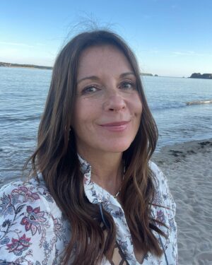 Ginny Buckley Instagram - Escaped to the coast! Summer has finally arrived just in time for a glorious few days in Wales ❤️🏴󠁧󠁢󠁷󠁬󠁳󠁿💚

#escapetothecountry #countrylife #countryliving #filmcrew #filmmaking #goldenhour 

.
.
.
.
#countryside #countryhome #countrystyle #countryhouse #countrycottage #welshcoast #wales #walesadventure #tenby #tenbybeach #ootd #ootd #whatiwore #summerstyle #summerdress #beachlife #beachvibes #beachphotography #rwwomen
