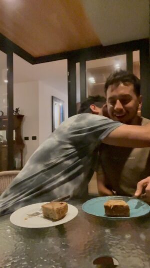 Gino Costa Instagram - 2 hermosos años 🩵 juntos disfrutando la vida @pollocampos mejor partner que podría tener

🎶 Nadie puede y nadie debe vivir sin amor 🎶