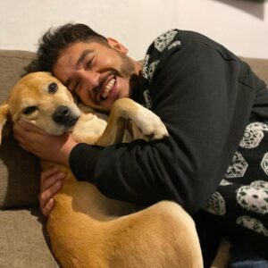 Gino Costa Instagram - 📺 5 de enero del 2023… llego a trabajar y con @yamireyna nos toca presentar la historia del “Hachiko chileno” un perro que llevaba dos meses esperando a su amo fallecido afuera de un Cesfam. Vi su carita y dije sin pensarlo: LO ADOPTO!!! 
HOY se cumple un año contigo y somos inmensamente felices con tu amor 🩵
Con @pollocampos te amamos y te cuidaremos por siempre Hachi 🥰