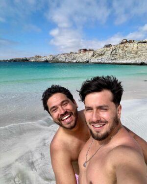Gino Costa Instagram - 🇨🇱 Recorrer el norte y sus playas es alucinante 🏖️ con el aventurero @pollocampos recargando pilas que se viene un 2024 hermoso 💥