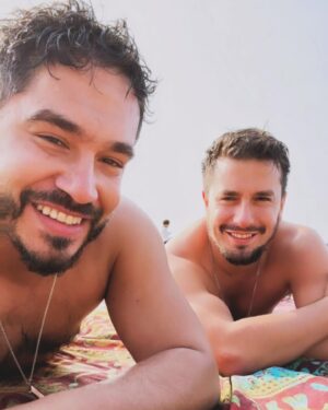 Gino Costa Instagram - Estar contigo es una fiesta! Tantas risas, historias, hermosas conversaciones, bailes… un verdadero carnaval lleno de cariño…
Contigo a todas!
Feliz cumple mi Carpincho @pollocampos 🩵 te admiro y amo