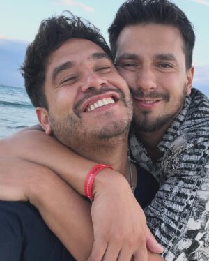 Gino Costa Instagram - Estar contigo es una fiesta! Tantas risas, historias, hermosas conversaciones, bailes… un verdadero carnaval lleno de cariño…
Contigo a todas!
Feliz cumple mi Carpincho @pollocampos 🩵 te admiro y amo