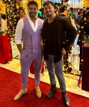Gino Costa Instagram - 🏳️‍🌈 VIII Noche por la igualdad @igualeschile 
Un orgullo estar aquí con mi partner @pollocampos 🩵
👔: @valdesstudio