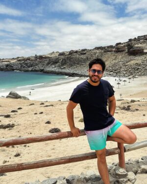 Gino Costa Instagram - 1.- a 3400 metros de altura ⛰️ // 2.- a nivel del mar 🌊 
Qué lindo es nuestro norte 🇨🇱 🩵