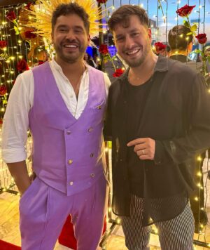 Gino Costa Instagram - 🏳️‍🌈 VIII Noche por la igualdad @igualeschile 
Un orgullo estar aquí con mi partner @pollocampos 🩵
👔: @valdesstudio