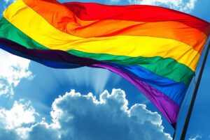 Gino Costa Instagram - 🌈 Por los que amaron en silencio, por los que besaron a alguien por aparentar, por los que se vistieron con ropa que no los representaba, por los que lloraron a escondidas, por los que fueron discriminados en el colegio, por los que aguantaron preguntas incómodas, por los que nunca llegaron a aceptarse, por los que tuvieron miedo a contárselo a sus familias y amigos, por los que siguen sufriendo día a día y por aquellos que ya no están. El orgullo no nació de una necesidad de celebrar ser gay, sino del derecho a EXISTIR sin ser objeto de persecución 🏳️‍🌈🏳️‍⚧️