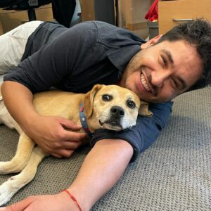 Gino Costa Instagram - 📺 5 de enero del 2023… llego a trabajar y con @yamireyna nos toca presentar la historia del “Hachiko chileno” un perro que llevaba dos meses esperando a su amo fallecido afuera de un Cesfam. Vi su carita y dije sin pensarlo: LO ADOPTO!!! 
HOY se cumple un año contigo y somos inmensamente felices con tu amor 🩵
Con @pollocampos te amamos y te cuidaremos por siempre Hachi 🥰