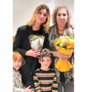 Giorgia Würth Instagram - Sabato siamo stati a Bulciago per incontrare Egidia Beretta, la mamma dell'adorato Vittorio Arrigoni.

È stato un incontro bellissimo, tanto emozionante, pieno di lacrime, rabbia e speranza. I racconti di Vittorio di 15 anni fa potrebbero essere stati scritti oggi, all'ennesima potenza.

Ho raccontato la sua storia ai miei bambini. Armato di penna e infinito coraggio, mandava messaggi concreti di amore e di pace. Sempre in prima linea per difendere i diritti umani degli ultimi della terra.

Egidia è una donna straordinaria. È riuscita a fare la cosa più difficile per una madre: lasciar andare.

 Sapeva che Vittorio, dopo tanto cercare, aveva trovato il senso della sua vita a GAZA, e amare significa essere felice per la felicità dell'altro.

 Vittorio è stato ucciso giovanissimo. Però è morto libero, e felice.
In quanti di noi potrebbero dire lo stesso?

Da anni, con disarmante e instancabile generosità, Egidia divulga le parole di suo figlio. 

Io credo che tutti dovremmo sapere chi era Vittorio, che cosa ha fatto, che cosa, con raro talento, ha scritto. Vittorio andrebbe studiato a scuola. Oggi più che mai. 

Cari insegnanti, parlate di lui ai nostri ragazzi, e il futuro sarà migliore.

"Bisogna lasciare tracce del proprio passaggio nei cuori, innanzitutto dei poveri incontrati e delle vittime di un’ingiusta guerra, mostrando loro come esiste un occidente alternativo, che si sa spogliare dei propri dettami culturali di superbia e arroganza, che sa porsi come accogliente ed empatico, lontano da ogni circuito di sfruttamento e via dalla macchina della guerra che succhia ogni riserva di soldi e di vite umane. Che porga le mani e non le ritragga sottraendo, ma che anzi sia in grado di porgere doni, che si mescola nell’anonimato per generare alleanza, sotto nessuna bandiera che non sia emblema di pace, solidarietà, convinta amicizia. Il motivo umano è quello.
Vittorio»

#vittorioarrigoni
#egidiaberetta
#restiamoumani

#freepalestine🇵🇸