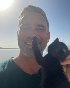 Giorgos Kapoutzidis Instagram - Οποιος δε θέλει να πάει στον κτηνίατρο, να σηκώσει το χέρι του!
#aegina
