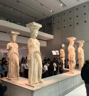 Giorgos Kapoutzidis Instagram - Τουρίστας στην Αθήνα! @theacropolismuseum #caryatids #erehtheion #museum #acropolis #tourist