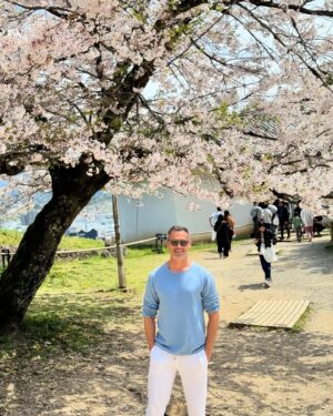 Giorgos Kapoutzidis Instagram - Under the cherry tree
#sakura #japan🇯🇵 #61countriesandcounting