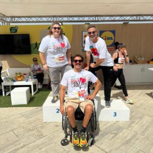 Giorgos Kapoutzidis Instagram - Αυλαία για το 8ο No Finish Line Athens, τον κορυφαίο αθλητικό φιλανθρωπικό αγώνα, τον οποίο κάθε χρόνο περιμένω με μεγάλη ανυπομονησία! Και φέτος μοιράστηκα τη χαρά της συμμετοχής με την καλύτερη ομάδα, αυτή της Lidl Ελλάς! Η @lidl_hellas, ως μεγάλος χορηγός της διοργάνωσης, στήριξε τους παράλληλους αγώνες Lidl Women Run 5K, καθώς και το Lidl Family Run, προσκαλώντας γυναίκες κάθε ηλικίας και αγωνιστικού επιπέδου, αλλά και οικογένειες να ενώσουν την αγάπη τους για τα παιδιά και το πάθος τους για τον αθλητισμό, στηρίζοντας την Ένωση Μαζί για το Παιδί @mazigiatopaidi για 3η συνεχή χρονιά!

Και κάπως έτσι, όλοι μαζί, καταρρίψαμε 7 ρεκόρ αγώνων με περισσότερα από 100.000 χιλιόμετρα προσφοράς και αγάπης, πετυχαίνοντας αύξηση της συνολικής δωρεάς προς το Μαζί για το Παιδί κατά 50%.

Αξέχαστη στιγμή για μένα, εκτός από το τρέξιμο με το #teamlidl, η απονομή μεταλλίων στις νικήτριες του Lidl Woman Run που ακόμα μία χρονιά ξεπέρασαν τον εαυτό τους. Μέσα από την καρδιά μου, θερμά συγχαρητήρια σε όλες!

 

Ραντεβού του χρόνου!

 

#lidlhellas #kaliteroavrio #nflathens #MaziGiaToPaidi @nflathens
