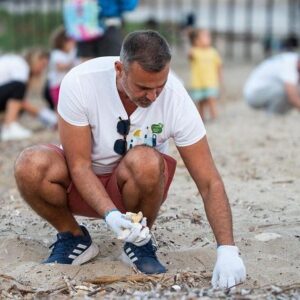 Giorgos Kapoutzidis Instagram - Αυτή τη μέρα την περίμενα καιρό! Και έγινε! Ευχαριστώ πολύ τη Lidl Ελλάς και το Ίδρυμα Αθανάσιος Κ. Λασκάριδης, που μου έκαναν τη χάρη και την τιμή να έρθουν στον τόπο που αγάπησα τόσο που αποφάσισα να γίνει ο τόπος μου, το σπίτι μου!

Ναι, λοιπόν, το πρόγραμμα Plastic Free Greece ήρθε και στην Αίγινα και έχουμε ολοκληρώσει ήδη τον πρώτο παράκτιο καθαρισμό. Καθαρίσαμε την παραλία της Βαγίας, ήρθαν μαζί και φίλοι μου, ο Κωνσταντίνος και η Κωνσταντίνα και θα συνεχίσουμε με υποθαλάσσιους καθαρισμούς για το επόμενο διήμερο. Καταγράφοντας τα σκουπίδια, εντοπίζουμε την πηγή του προβλήματος, αλλάζουμε νοοτροπία, δείχνουμε έμπρακτα την αγάπη μας στη φύση, στη θάλασσα, στον ευλογημένο τόπο που ζούμε.

@lidl_hellas @a_c_laskaridis_c_f

📷 @iconomidis_alexandros

🥽 @aeginadivers

#lidlhellas #aclcf #kaliteroavrio #plasticfreegreece