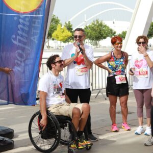 Giorgos Kapoutzidis Instagram - Αυλαία για το 8ο No Finish Line Athens, τον κορυφαίο αθλητικό φιλανθρωπικό αγώνα, τον οποίο κάθε χρόνο περιμένω με μεγάλη ανυπομονησία! Και φέτος μοιράστηκα τη χαρά της συμμετοχής με την καλύτερη ομάδα, αυτή της Lidl Ελλάς! Η @lidl_hellas, ως μεγάλος χορηγός της διοργάνωσης, στήριξε τους παράλληλους αγώνες Lidl Women Run 5K, καθώς και το Lidl Family Run, προσκαλώντας γυναίκες κάθε ηλικίας και αγωνιστικού επιπέδου, αλλά και οικογένειες να ενώσουν την αγάπη τους για τα παιδιά και το πάθος τους για τον αθλητισμό, στηρίζοντας την Ένωση Μαζί για το Παιδί @mazigiatopaidi για 3η συνεχή χρονιά!

Και κάπως έτσι, όλοι μαζί, καταρρίψαμε 7 ρεκόρ αγώνων με περισσότερα από 100.000 χιλιόμετρα προσφοράς και αγάπης, πετυχαίνοντας αύξηση της συνολικής δωρεάς προς το Μαζί για το Παιδί κατά 50%.

Αξέχαστη στιγμή για μένα, εκτός από το τρέξιμο με το #teamlidl, η απονομή μεταλλίων στις νικήτριες του Lidl Woman Run που ακόμα μία χρονιά ξεπέρασαν τον εαυτό τους. Μέσα από την καρδιά μου, θερμά συγχαρητήρια σε όλες!

 

Ραντεβού του χρόνου!

 

#lidlhellas #kaliteroavrio #nflathens #MaziGiaToPaidi @nflathens
