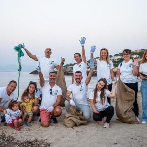 Giorgos Kapoutzidis Instagram - Αυτή τη μέρα την περίμενα καιρό! Και έγινε! Ευχαριστώ πολύ τη Lidl Ελλάς και το Ίδρυμα Αθανάσιος Κ. Λασκάριδης, που μου έκαναν τη χάρη και την τιμή να έρθουν στον τόπο που αγάπησα τόσο που αποφάσισα να γίνει ο τόπος μου, το σπίτι μου!

Ναι, λοιπόν, το πρόγραμμα Plastic Free Greece ήρθε και στην Αίγινα και έχουμε ολοκληρώσει ήδη τον πρώτο παράκτιο καθαρισμό. Καθαρίσαμε την παραλία της Βαγίας, ήρθαν μαζί και φίλοι μου, ο Κωνσταντίνος και η Κωνσταντίνα και θα συνεχίσουμε με υποθαλάσσιους καθαρισμούς για το επόμενο διήμερο. Καταγράφοντας τα σκουπίδια, εντοπίζουμε την πηγή του προβλήματος, αλλάζουμε νοοτροπία, δείχνουμε έμπρακτα την αγάπη μας στη φύση, στη θάλασσα, στον ευλογημένο τόπο που ζούμε.

@lidl_hellas @a_c_laskaridis_c_f

📷 @iconomidis_alexandros

🥽 @aeginadivers

#lidlhellas #aclcf #kaliteroavrio #plasticfreegreece