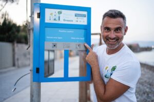 Giorgos Kapoutzidis Instagram - Για μία ακόμα φορά περήφανος εθελοντής του προγράμματος Plastic Free Greece, μίας κοινής πρωτοβουλίας της Lidl Ελλάς και του Κοινωφελούς Ιδρύματος Αθανάσιος Κ. Λασκαρίδης, η οποία πραγματοποιείται για 4η χρονιά στο πλαίσιο της εθνικής καμπάνιας "Ελλάδα χωρίς Πλαστικά μίας χρήσης".
Μετά τη Σαντορίνη ανοίξαμε πανιά για τη Χίο, όπου πραγματοποιήσαμε παράκτιους καθαρισμούς στην παραλία Κοντάρι, καθώς και στην παραλία του Ναυτικού Ομίλου Χίου, αλλά και υποθαλάσσιους καθαρισμούς στους βυθούς της ιχθυόσκαλας Χίου και στον λιμένα της Αγίας Ερμιόνης. Μία εξαιρετικά σημαντική πρωτοβουλία ευαισθητοποίησης που υπενθυμίζει την ευθύνη που έχει ο καθένας από εμάς για την προστασία των ακτών και των θαλασσών μας από τα απορρίμματα.
 
@lidl_hellas @a_c_laskaridis_c_f  @supfreegreece 📷 @iconomidis_alexandros #lidlhellas #kaliteroavrio #plasticfreegreece #chios #supfreegreece #aclcf