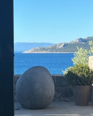 Giorgos Kapoutzidis Instagram - Ωραία η Άπω Ανατολή, αλλά πάντα στην Αίγινα επιστρέφω! #aegina #saronic #home #window