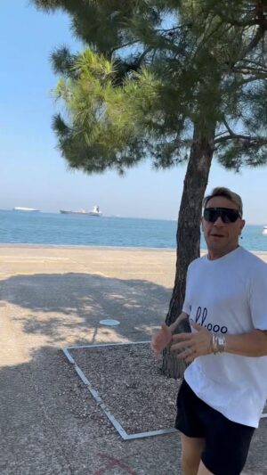 Giorgos Mazonakis Instagram - Καλημέρα με το δικό μας, σας T-Shirt. Helloooo! www.thehautmazw.com #hautMAZW #MAZW #OsoZwMazw #MaZwAkoma #MAZWTOUR2023