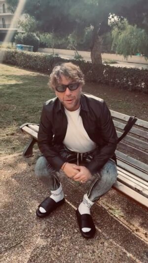 Giorgos Mazonakis Instagram - Ήλιος, ηλιόσπορος, Ηλίας, ηλιοφάνεια,ηλιοστάσιο, ηλίανθος, ηλιόλουστο και… Αυτά και αλλά πολλά #osozwmazw #mazwakoma #mazw #hautmazw #napernas