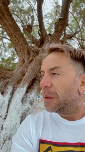 Giorgos Mazonakis Instagram - Με λένε Γιώργο και όχι ποτέ, αλλά ΠΑΝΤΑ τραγουδάω...
#MAZW #HautMazw #osozwmazw
