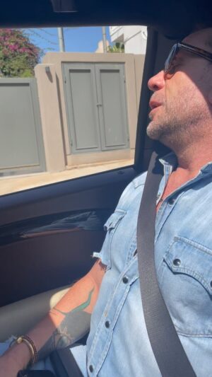 Giorgos Mazonakis Instagram - Ένα τραγούδι που απλόχερα ο Πάριος μου Δώρισε ,ευχαριστώ Γιάννη και που ο λόγος του τραγουδιού,ο στίχος δηλαδή είναι η Αλήθεια και το Καλό…Καλό απόγευμα και….καλή ακρόαση #osozwmazw #hautmazw #mazwmazitinyxta #mazw #napernas