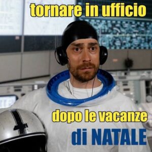 Giovanni Scifoni Instagram - Tornare in ufficio dopo le vacanze di Natale. Io e @geroarnone abbiamo realizzato questa ennesima cialtronata copiando Interstellar. Il vestito da astronauta è il più ignobile mai confezionato dal cinema mondiale.
@fulviofiloni73 è il capo infamone.