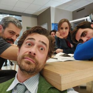 Giovanni Scifoni Instagram - Doc3 è finito. Voglio bene a questi maledetti finti dottori. Ma ora torneremo tutti nelle nostre case, e non ci cacheremo per un sacco di tempo, e questa cosa mi fa subito lacrimuccia. E poi Luca. Vabbè voler bene a Luca è troppo facile, so boni tutti. Cos'è un Luca? Un apostrofo rosa tra le parole argen e tero.
@docnelletuemani
@lucaargentero