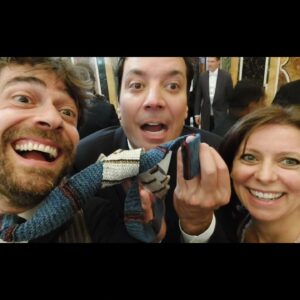 Giovanni Scifoni Instagram - E niente, ogni venerdì mattina di solito io e Lilla ci vediamo in Vaticano con Whoopy, Jimmy, Chris, Stephen, è na cosa nostra. Ci facciamo un'udienza con Franceschino, un cornettino, pigliamo un po' in giro le guardie svizzere e poi ognuno a casa sua. A Whoopi piacciono ste cose così. È forte Whoopi.

(Oggi vedrete i profili di tutti gli attori d'Italia co ste stesse foto. Ci siamo accalcati a fare i selfie come le vecchie sui buffet dei matrimoni)

@elisabetta.cobre
