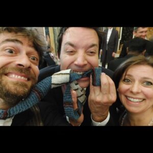 Giovanni Scifoni Instagram - E niente, ogni venerdì mattina di solito io e Lilla ci vediamo in Vaticano con Whoopy, Jimmy, Chris, Stephen, è na cosa nostra. Ci facciamo un'udienza con Franceschino, un cornettino, pigliamo un po' in giro le guardie svizzere e poi ognuno a casa sua. A Whoopi piacciono ste cose così. È forte Whoopi.

(Oggi vedrete i profili di tutti gli attori d'Italia co ste stesse foto. Ci siamo accalcati a fare i selfie come le vecchie sui buffet dei matrimoni)

@elisabetta.cobre