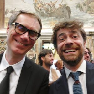 Giovanni Scifoni Instagram - E niente, ogni venerdì mattina di solito io e Lilla ci vediamo in Vaticano con Whoopy, Jimmy, Chris, Stephen, è na cosa nostra. Ci facciamo un'udienza con Franceschino, un cornettino, pigliamo un po' in giro le guardie svizzere e poi ognuno a casa sua. A Whoopi piacciono ste cose così. È forte Whoopi.

(Oggi vedrete i profili di tutti gli attori d'Italia co ste stesse foto. Ci siamo accalcati a fare i selfie come le vecchie sui buffet dei matrimoni)

@elisabetta.cobre