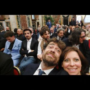 Giovanni Scifoni Instagram - E niente, ogni venerdì mattina di solito io e Lilla ci vediamo in Vaticano con Whoopy, Jimmy, Chris, Stephen, è na cosa nostra. Ci facciamo un'udienza con Franceschino, un cornettino, pigliamo un po' in giro le guardie svizzere e poi ognuno a casa sua. A Whoopi piacciono ste cose così. È forte Whoopi.

(Oggi vedrete i profili di tutti gli attori d'Italia co ste stesse foto. Ci siamo accalcati a fare i selfie come le vecchie sui buffet dei matrimoni)

@elisabetta.cobre