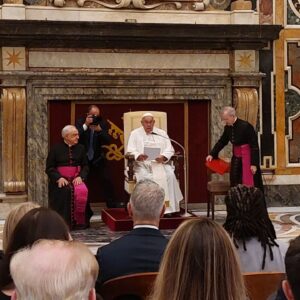 Giovanni Scifoni Instagram - E niente, ogni venerdì mattina di solito io e Lilla ci vediamo in Vaticano con Whoopy, Jimmy, Chris, Stephen, è na cosa nostra. Ci facciamo un'udienza con Franceschino, un cornettino, pigliamo un po' in giro le guardie svizzere e poi ognuno a casa sua. A Whoopi piacciono ste cose così. È forte Whoopi.

(Oggi vedrete i profili di tutti gli attori d'Italia co ste stesse foto. Ci siamo accalcati a fare i selfie come le vecchie sui buffet dei matrimoni)

@elisabetta.cobre