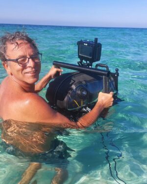 Giovanni Scifoni Instagram - E oggi finisce puranco Viola Come il Mare. Amici nuovi e gioia propulsiva.