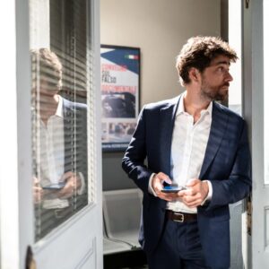 Giovanni Scifoni Instagram - Stasera l'ultima puntatella. Ritrovamenti e lasciamenti, passioni e ustioni, torti e storti, frizzi e lazzi. Baci, tante care cose, oh poi magari vediamoci con calma per un caffè.
#violacomeilmare 
@fiction_mediaset 
@mediasetinfinity 
@canale_cinque 
@luxvide