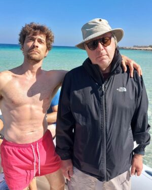Giovanni Scifoni Instagram - E oggi finisce puranco Viola Come il Mare. Amici nuovi e gioia propulsiva.