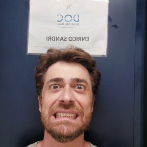 Giovanni Scifoni Instagram - Doc3 è finito. Voglio bene a questi maledetti finti dottori. Ma ora torneremo tutti nelle nostre case, e non ci cacheremo per un sacco di tempo, e questa cosa mi fa subito lacrimuccia. E poi Luca. Vabbè voler bene a Luca è troppo facile, so boni tutti. Cos'è un Luca? Un apostrofo rosa tra le parole argen e tero.
@docnelletuemani
@lucaargentero