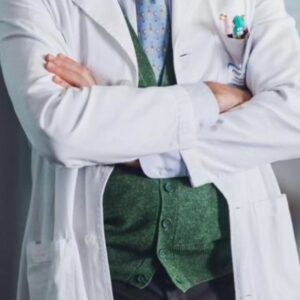 Giovanni Scifoni Instagram - Stasera quarta puntatella. Sia chiaro che quella cosa verde che sborda sul fondo della foto è solo l'avanzo del maglione perchè mi piace vestire comodo. 
#doc3 
@docnelletuemani 
@rai1official 
@raiplay_official