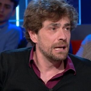 Giovanni Scifoni Instagram - È evidente che non so pronunciare l'ebraico e dico una supercazzola anziché Yad Vashem (@serenabortone se ne accorge e mi viene pietosamente in soccorso) ma questa più o meno è la storia della mia povera nonna di cui io infango la memoria per farmi bello sugli eroismi altrui.
@chesararai