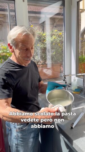 Giovanni Storti Instagram - Mai buttare l’acqua di cottura della pasta! 🍝💧

#giovalovesnature #giovacuriositàeconsigli #giovasolutions #acquadellapasta #sprechizero #natura #amantidellanatura #riciclare #piante #acqua #giovanni #sostenibilità #naturalità