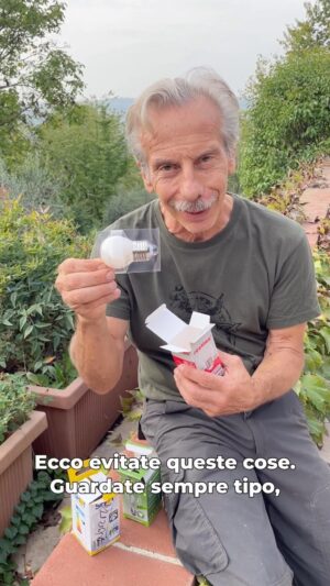 Giovanni Storti Instagram - Possiamo risparmiare anche con le lampadine! 💡🌱

#giovalovesnature #giovalovesnaturearoundtheworld #giovasolutions #giovacuriositàeconsigli #risparmio #risparmiare #naturelovers #nature #beautifulnature #naturelover